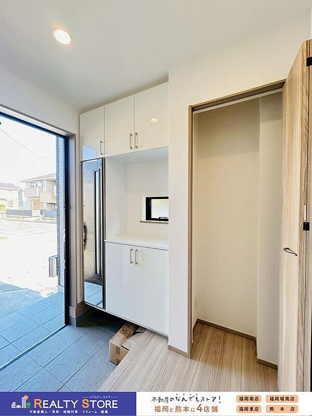 【玄関】〈B号棟〉☆玄関☆全身鏡付でお出かけ前の身だしなみチェックもバッチリです♪