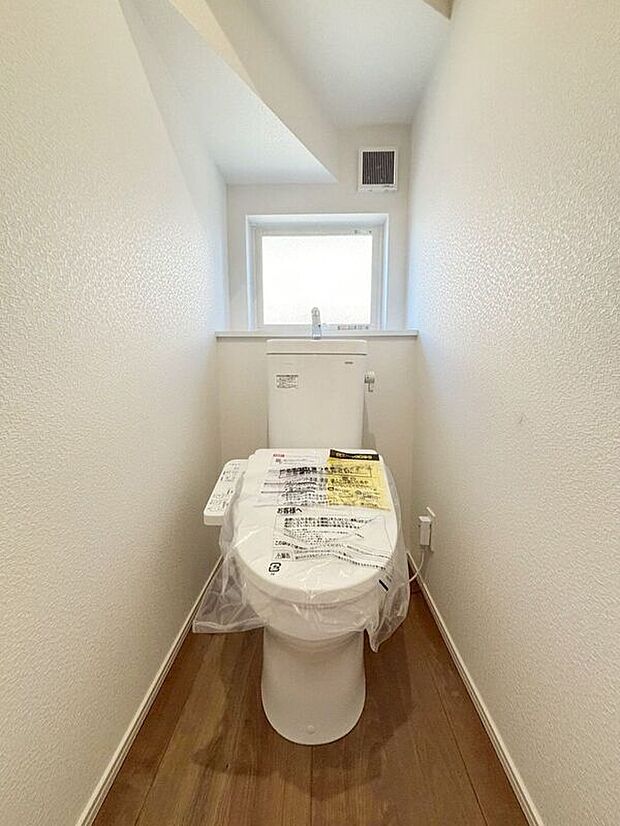 【トイレ】〈1号棟〉☆トイレ☆温水洗浄機付き便座♪小窓付きで日中は明るく換気もできます♪