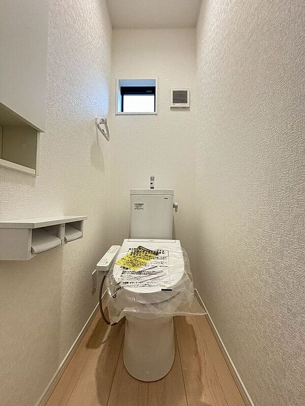 【トイレ】〈2号棟〉☆トイレ☆温水洗浄機付き便座♪小窓付きで日中は明るく換気もできます♪