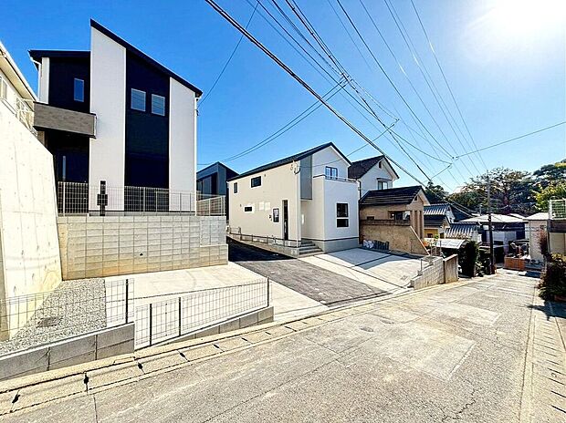 【前面道路含む外観】☆現地【2025年11月】撮影☆