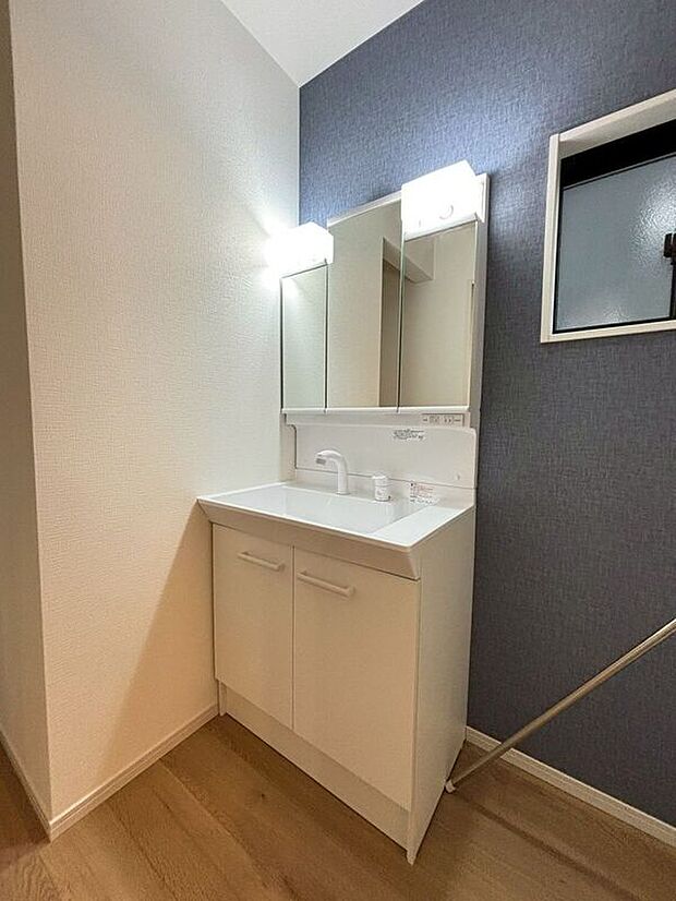 【洗面】〈2号棟〉☆洗面化粧台☆三面鏡ドレッサータイプ♪鏡裏には便利な収納スペース♪