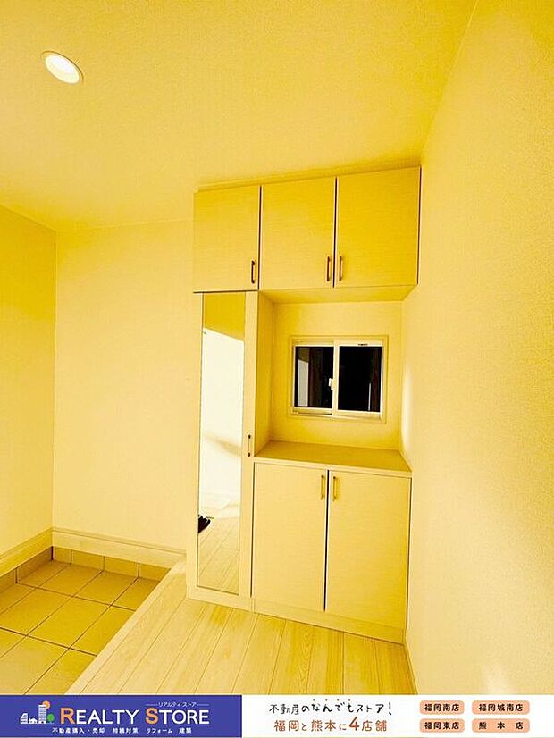 【玄関】〈2号棟〉☆玄関☆飾り棚にはフォトフレームやお花を飾るのも素敵です♪