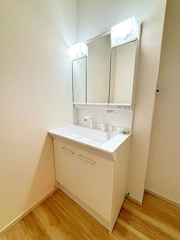 【洗面】☆洗面化粧台☆便利な三面鏡仕様♪朝やお出掛け前の身だしなみチェックも楽に出来ますね♪