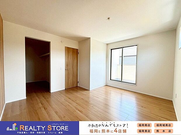【室内】〈10号棟〉バルコニーに面した明るいお部屋♪主寝室におすすめ♪