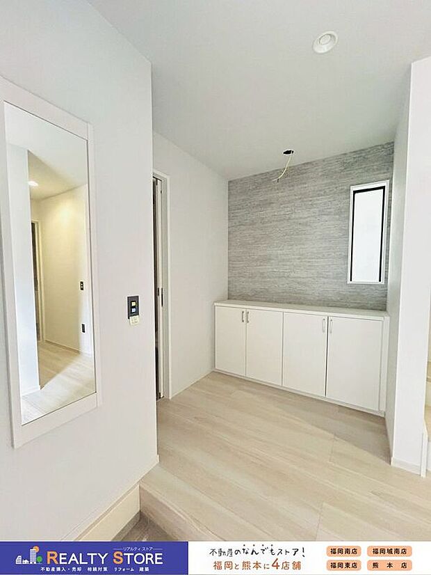 【玄関】〈3号棟〉☆玄関☆飾り棚にはフォトフレームやお花を飾るのも素敵です♪