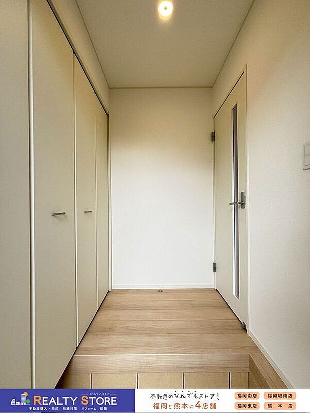 【玄関】〈2号棟〉☆玄関☆明るく広々した玄関は、帰ってきたときにホッとする空間♪