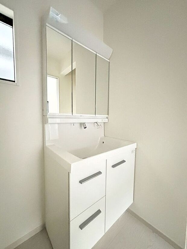 【洗面】〈1号棟〉☆洗面化粧台☆三面鏡ドレッサータイプ♪鏡裏には便利な収納スペース♪