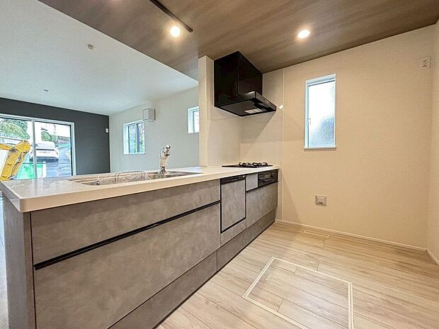 【キッチン】〈4号棟〉☆システムキッチン☆人気の対面式キッチン♪家族で会話しながらお料理も楽しめます!