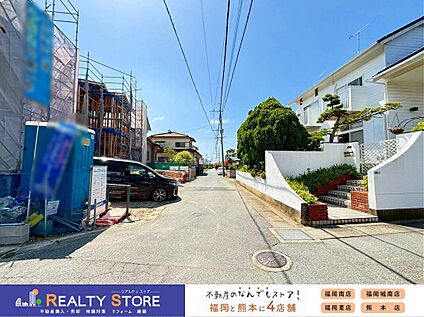 前面道路含む外観