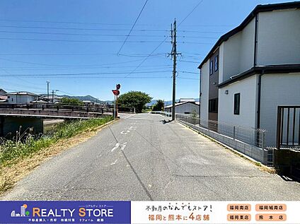 前面道路含む外観