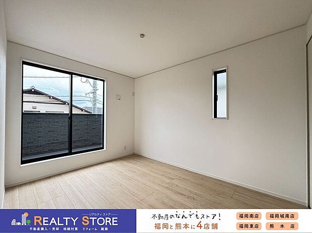 【室内】〈2号棟〉バルコニーに面した明るいお部屋♪主寝室におすすめ♪