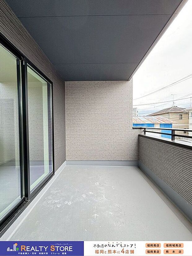 【バルコニー】〈2号棟〉奥行きがあり、たくさん干す事ができてお洗濯がはかどります♪