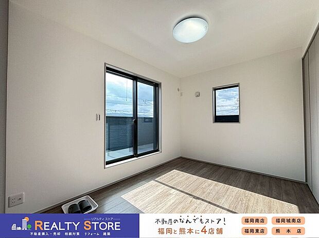 【室内】〈2号棟〉バルコニーに面した明るいお部屋♪主寝室におすすめ♪