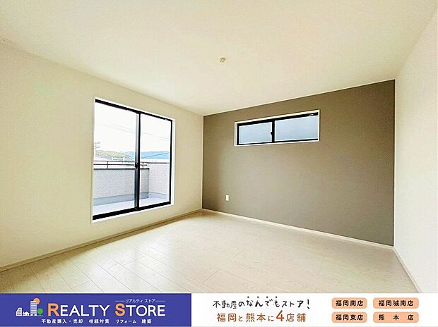【室内】〈2号棟〉バルコニーに面した明るいお部屋♪主寝室におすすめ♪
