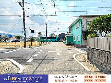 前面道路含む外観