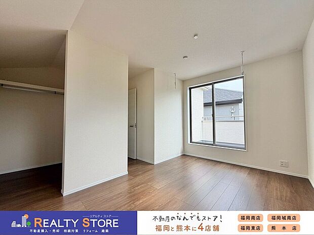 【室内】〈1号棟〉バルコニーに面した明るいお部屋♪主寝室におすすめ♪