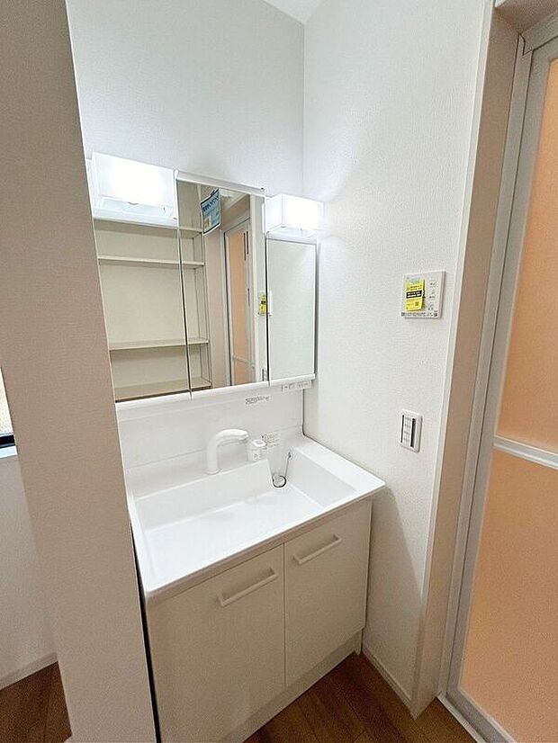 【洗面化粧台】人気の三面鏡ドレッサータイプ♪鏡裏には便利な収納スペース♪