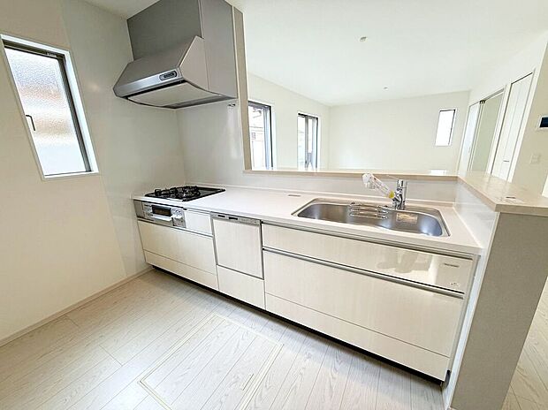 ☆2号棟☆【システムキッチン】食洗機付きのシステムキッチン♪広いシンクと作業台でお料理前後も快適です♪