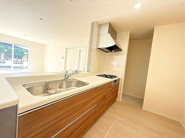 ☆1号棟☆【システムキッチン】広いシンクで洗い物も余裕のスペース♪お料理中も会話ができる対面キッチン♪