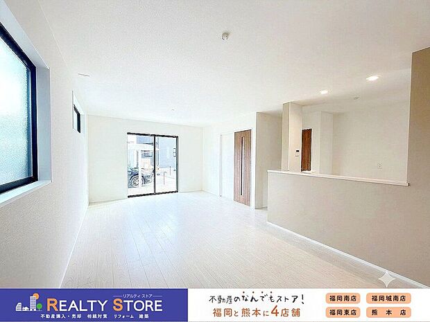 ☆1号棟☆【寛ぎの空間】リビングは家族全員の集まる憩いの場、この場所を通じて家族の楽しい会話が聞こえてきそうなリビングですね♪
