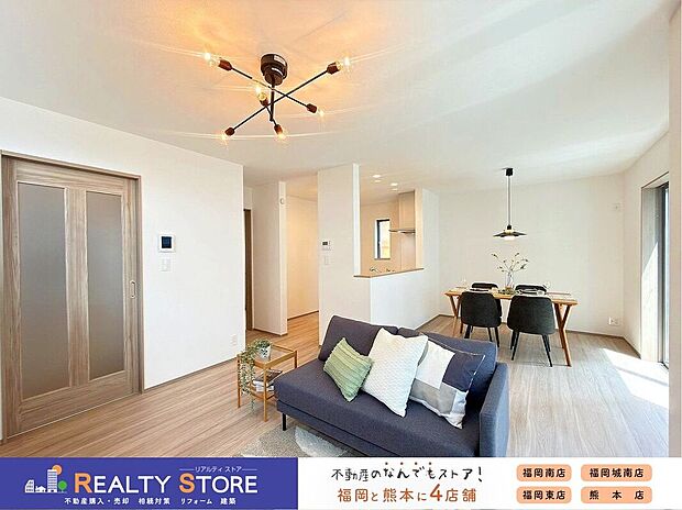 ☆A号棟☆【寛ぎの空間】リビングは家族全員の集まる憩いの場、この場所を通じて家族の楽しい会話が聞こえてきそうなリビングですね♪
