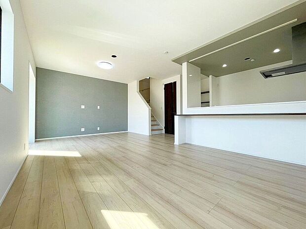 【リビング】【1号棟:リビング】大切な家族が集まるからこそこだわりたいLDK。休日はお陽さまの光をたっぷりととりこめるぽかぽかリビングで過ごしませんか?