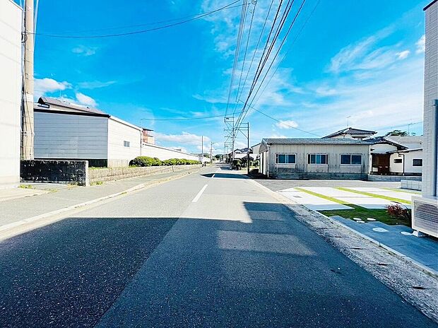 【前面道路含む外観】現地(2024年7月)撮影