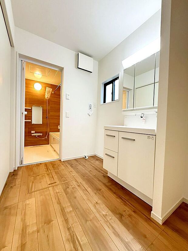 【洗面】☆1号棟☆【洗面化粧台】便利で見やすい三面鏡タイプ♪窓付のパウダールームで換気はしっかり出来ますね♪