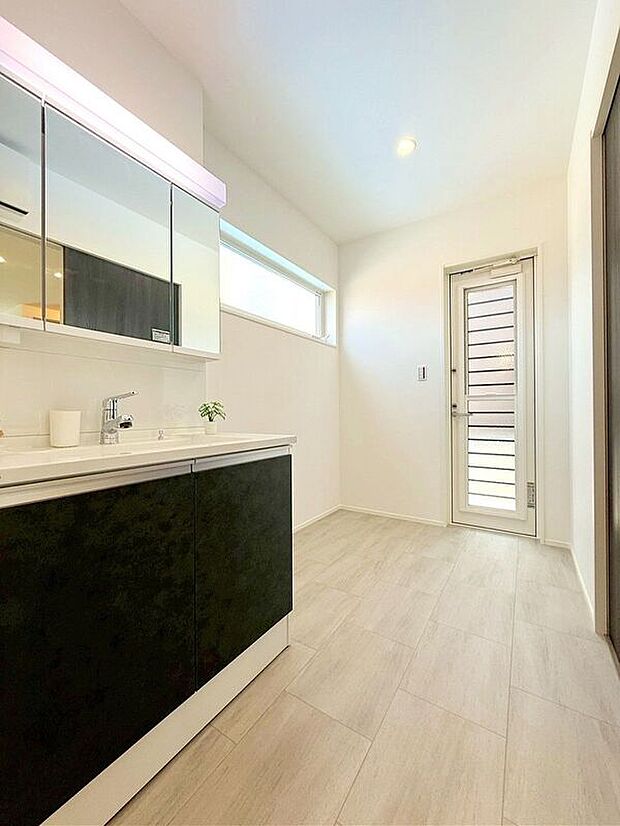 【洗面】☆1号棟☆【洗面化粧台】便利で見やすい三面鏡タイプ♪窓付のパウダールームで換気はしっかり出来ますね♪