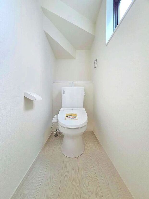 【トイレ】【トイレ】温水洗浄機付き便座で快適♪シンプルかつ白を基調とした清潔感のある空間に仕上がっています♪