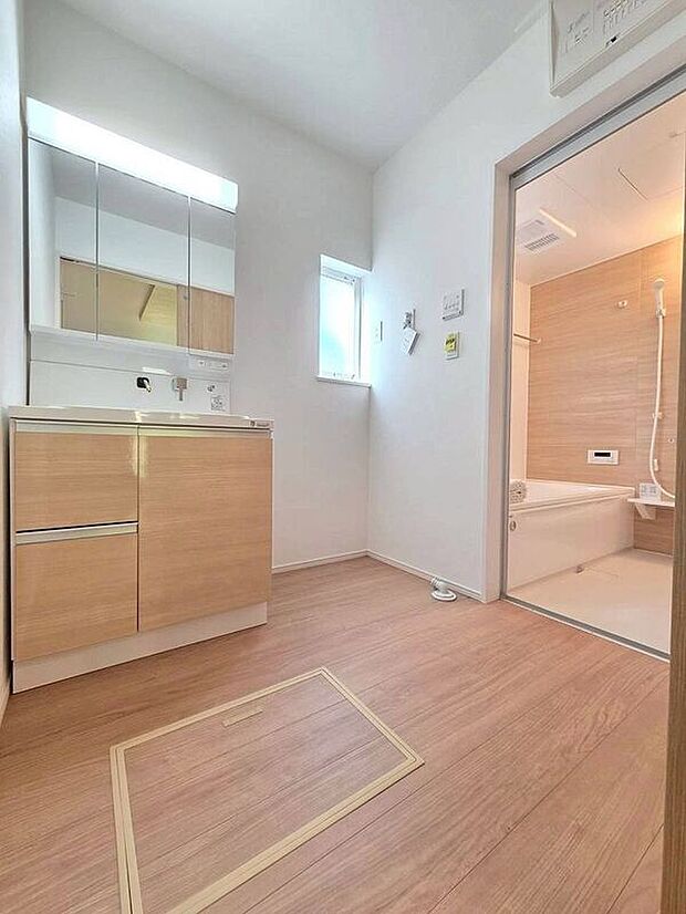 【洗面】☆4号棟☆【洗面化粧台】便利で見やすい三面鏡タイプ♪窓付のパウダールームで換気はしっかり出来ますね♪