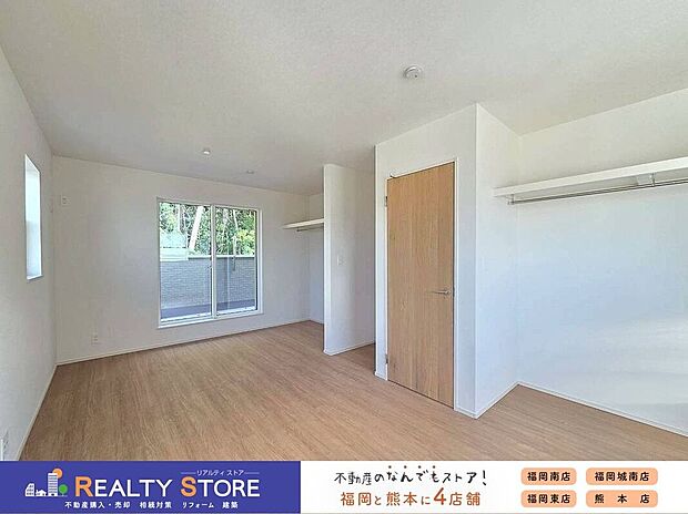 【室内】☆4号棟☆【洋室】シンプルかつ開放的な空間な設計にしています!大きな窓から差し込む日が心地いいです!寝室におススメ(^^♪