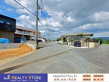 前面道路含む外観