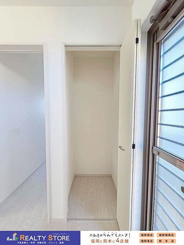 【収納】☆2号棟☆【パントリー】キッチンの近くにあるパントリーは、食器や食品類などの収納に役立ちます！