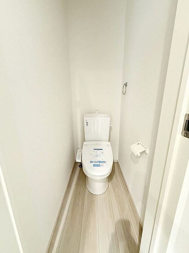 【トイレ】☆2号棟☆【トイレ】温水洗浄機付き便座で快適♪シンプルかつ白を基調とした清潔感のある空間に仕上がっています♪