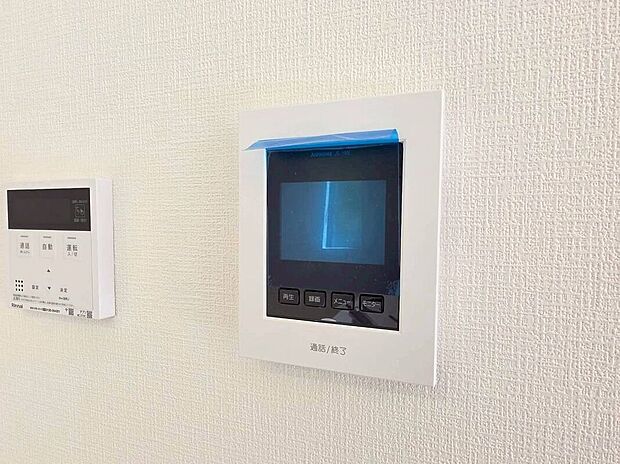 【その他設備】【TVモニター付インターホン】今や当たり前の設備ですが、お子様の留守番時にも重宝する必須防犯アイテムです。留守中に誰が訪ねてきたのかも確認できますし、在宅中も「見える安心」がそこにあります。