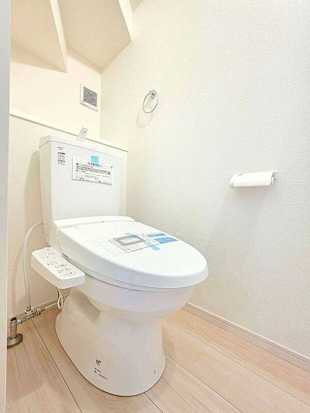 【トイレ】☆2号棟☆【トイレ】温水洗浄機付き便座で快適♪シンプルかつ白を基調とした清潔感のある空間に仕上がっています♪