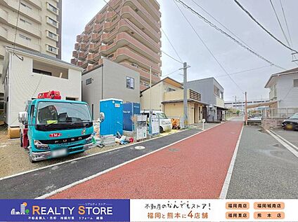 前面道路含む外観