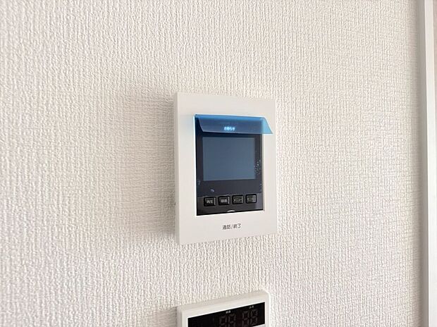 【その他設備】【TVモニター付インターホン】今や当たり前の設備ですが、お子様の留守番時にも重宝する必須防犯アイテムです。留守中に誰が訪ねてきたのかも確認できますし、在宅中も「見える安心」がそこにあります。
