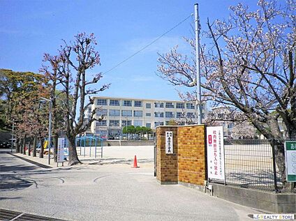 福岡市立香住丘小学校 640m