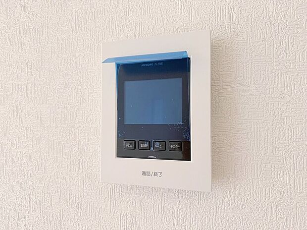 【その他設備】【TVモニター付インターホン】今や当たり前の設備ですが、お子様の留守番時にも重宝する必須防犯アイテムです。留守中に誰が訪ねてきたのかも確認できますし、在宅中も「見える安心」がそこにあります。