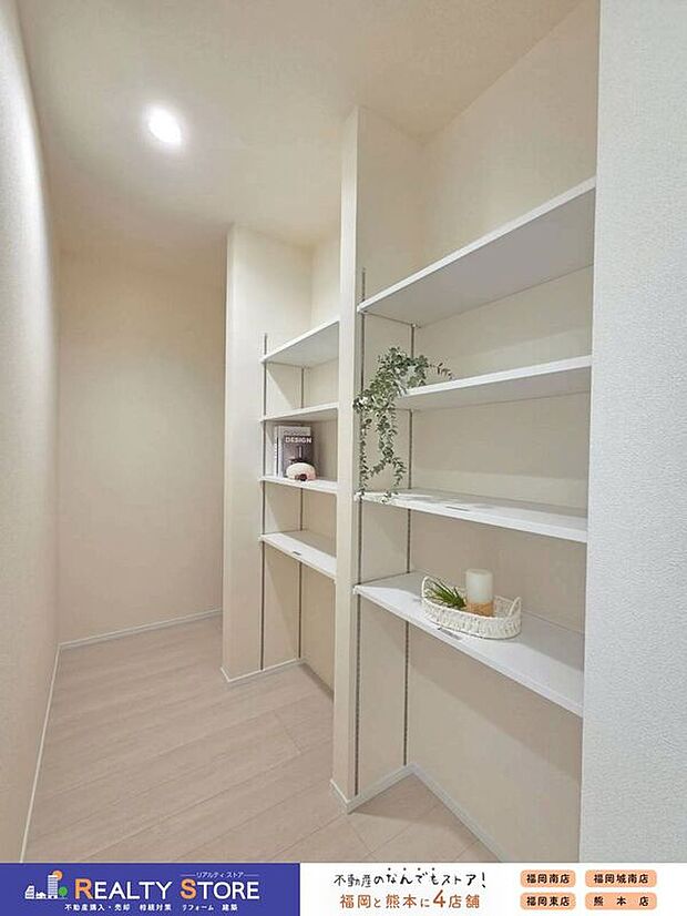 【同仕様画像 (その他内観)】【同仕様写真】キッチン横にある大容量のパントリー♪棚付きで整理整頓がしやすく、日用品や食品のストックなどの保管場所に大変おススメです♪
