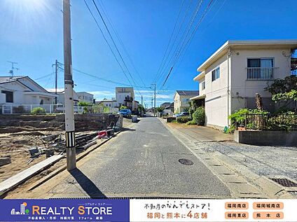 前面道路含む外観