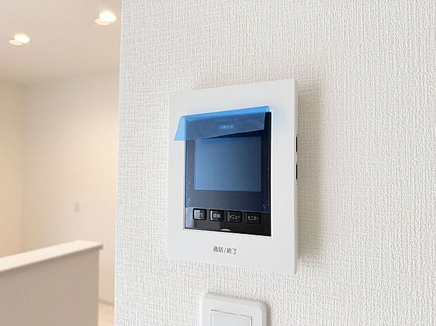 【その他設備】【TVモニター付インターホン】今や当たり前の設備ですが、お子様の留守番時にも重宝する必須防犯アイテムです。留守中に誰が訪ねてきたのかも確認できますし、在宅中も「見える安心」がそこにあります。