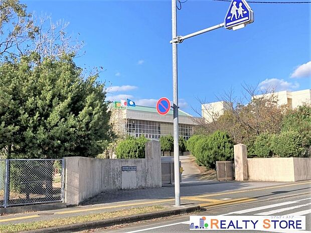 古賀市立千鳥小学校(約490m)