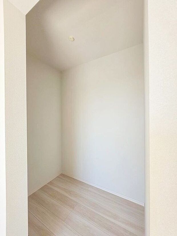 【同仕様画像 (その他内観)】【同仕様写真】収納力の高いウォークインクローゼット♪大物やシーズンオフの収納に便利です♪
