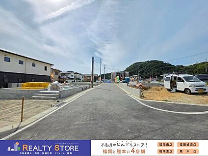 前面道路含む外観