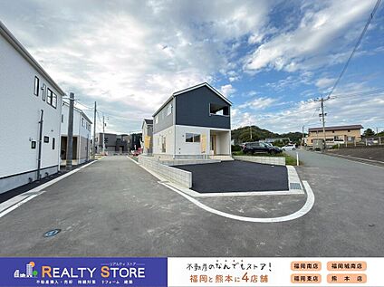 前面道路含む外観