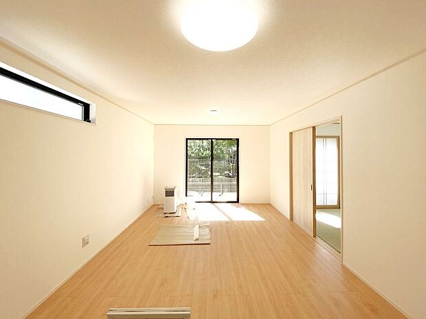 ☆リビング☆大きな窓から暖かな陽光が差し込みます♪