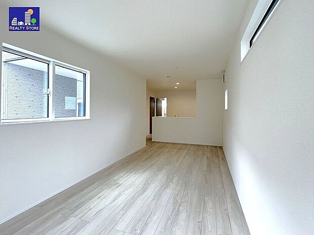 ☆リビング☆上品で清潔感のあるホワイトの床♪家具や小物を引き立て、お部屋の雰囲気を変えることができます♪